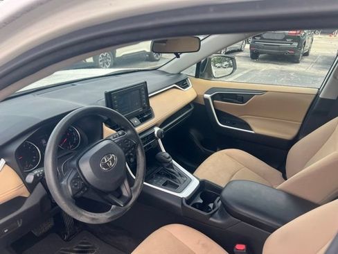 Used 2021 Toyota RAV4 LE FWD image 4