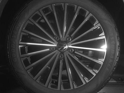 Used 2025 Volkswagen Taos SE image 14