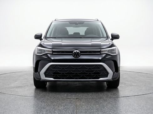 Used 2025 Volkswagen Taos SE image 2