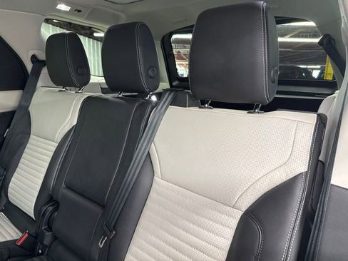 Used 2025 Land Rover Discovery Dynamic SE AWD/4WD image 13