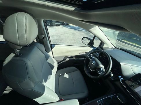 Used 2024 Toyota Sienna XLE image 26