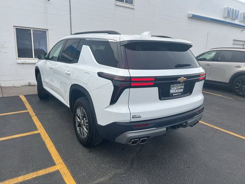 Used 2025 Chevrolet Traverse LT image 5