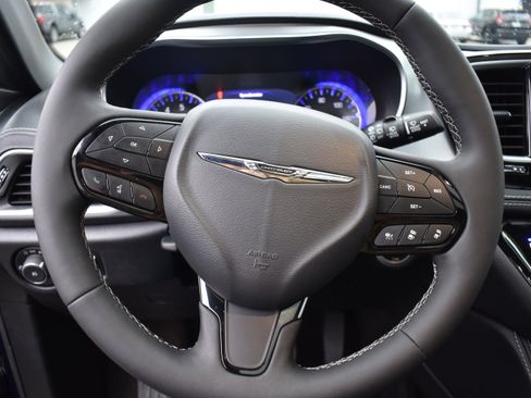 Used 2025 Chrysler Pacifica Limited image 13