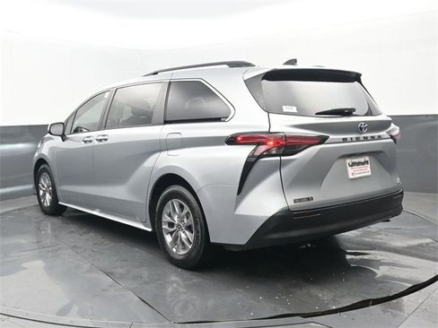 Used 2022 Toyota Sienna XLE image 3