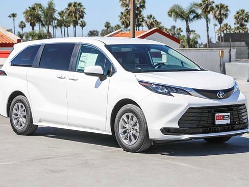 New 2026 Toyota Sienna LE image 4