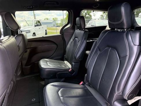 Used 2022 Chrysler Pacifica Touring-L w/ S Appearance Package AWD/4WD image 13