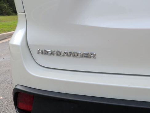Used 2019 Toyota Highlander XLE AWD/4WD image 12