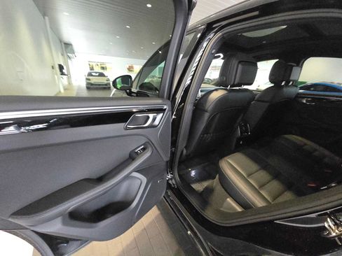 Used 2025 Porsche Macan AWD/4WD image 17