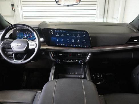 Used 2025 Chevrolet Suburban Premier AWD/4WD image 16