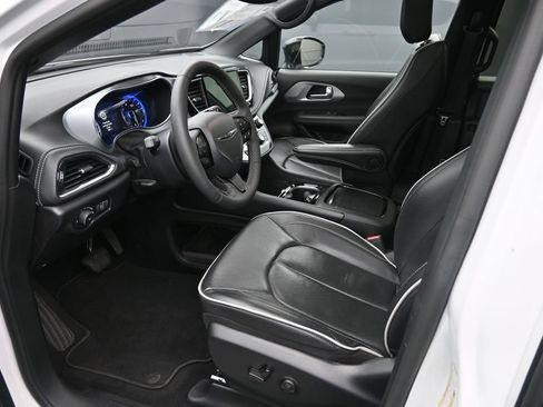 Used 2025 Chrysler Pacifica Limited FWD image 9