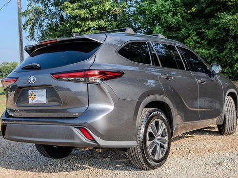 Used 2020 Toyota Highlander XLE FWD image 5