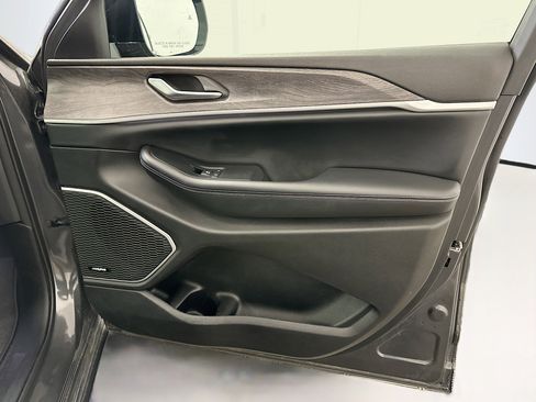 Used 2023 Jeep Grand Cherokee Limited w/ Black Appearance Package image 35