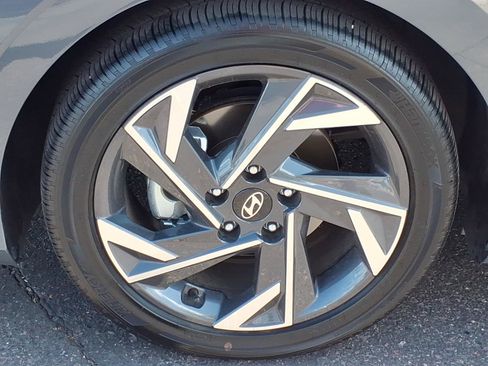 Certified 2025 Hyundai Elantra Limited FWD image 9