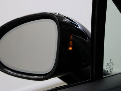 New 2025 Porsche Macan image 40