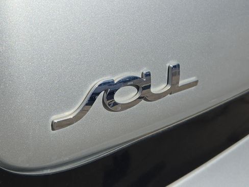 Used 2018 Kia Soul + FWD image 13