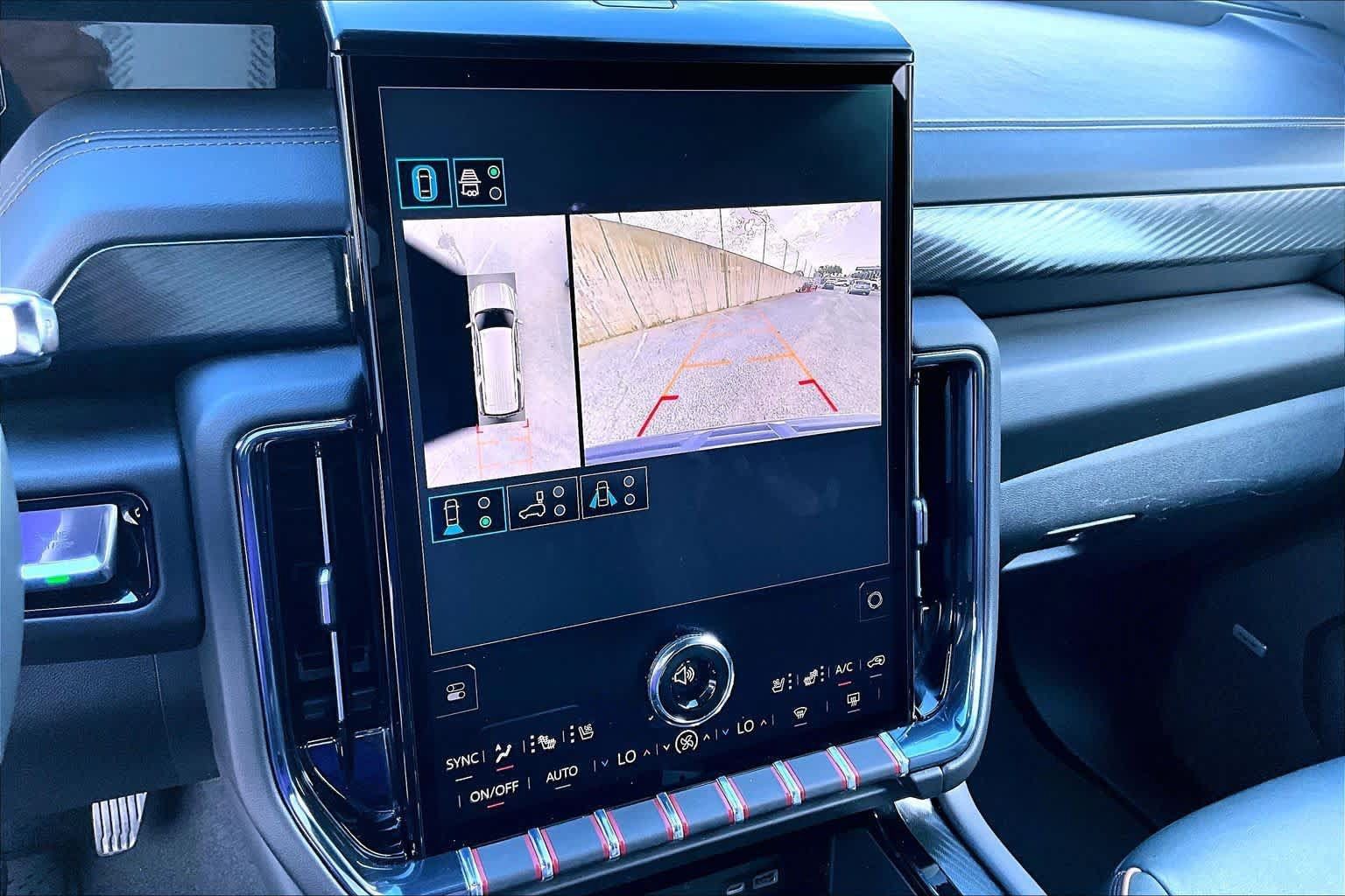 Used 2025 GMC Yukon XL AT4 AWD/4WD image 31