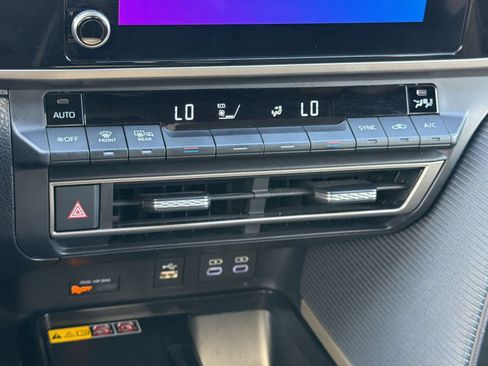 Used 2025 Toyota Camry SE w/ Convenience Package FWD image 19