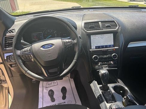 Used 2018 Ford Explorer XLT w/ Equipment Group 202A AWD/4WD image 17