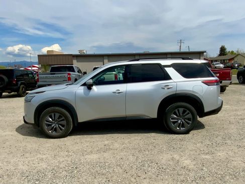 Used 2024 Nissan Pathfinder SV AWD/4WD image 2
