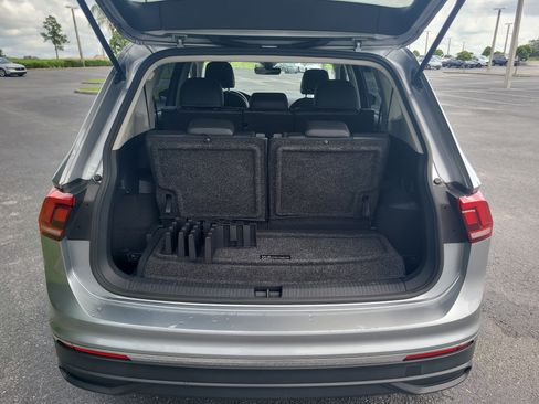 Used 2022 Volkswagen Tiguan SE w/ Panoramic Sunroof Package FWD image 11