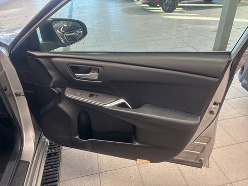 Used 2017 Toyota Camry SE image 16