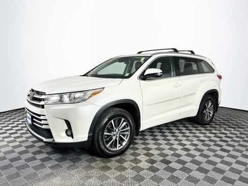 Used 2018 Toyota Highlander XLE AWD/4WD image 2