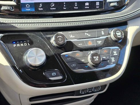 Used 2024 Chrysler Pacifica Select FWD image 25