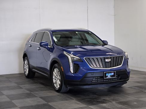 Used 2023 Cadillac XT4 Luxury w/ Cold Weather Package FWD image 2