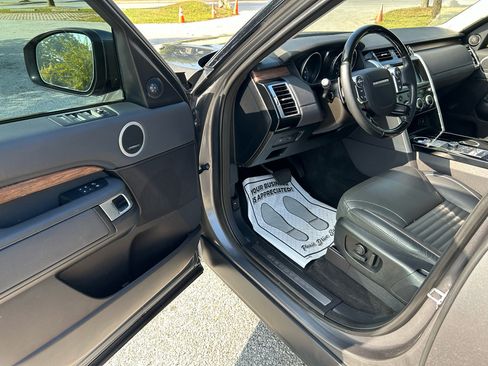 Used 2017 Land Rover Discovery HSE image 10