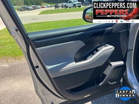 Used 2023 Toyota Highlander LE AWD/4WD image 10
