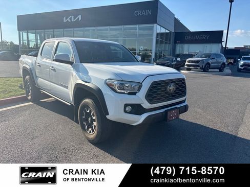 Used 2022 Toyota Tacoma TRD Off-Road w/ TRD Premium Off Road Package AWD/4WD image 2