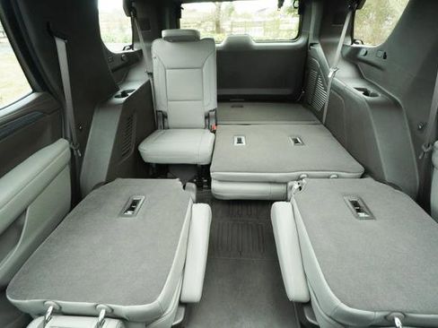 Used 2024 GMC Yukon SLT w/ SLT Premium Package image 31