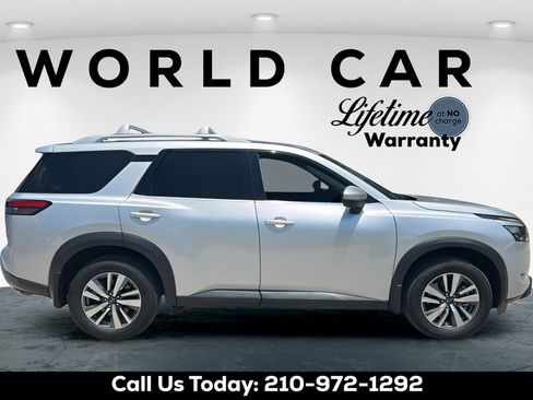Used 2025 Nissan Pathfinder SL FWD image 3