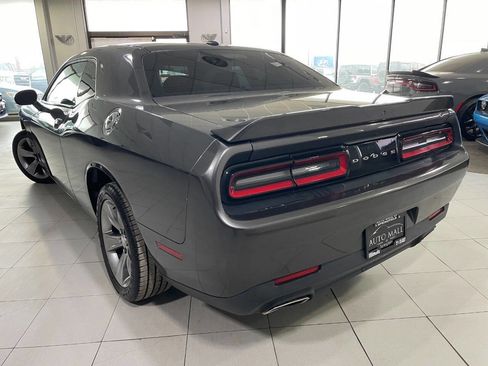 Used 2019 Dodge Challenger SXT image 5