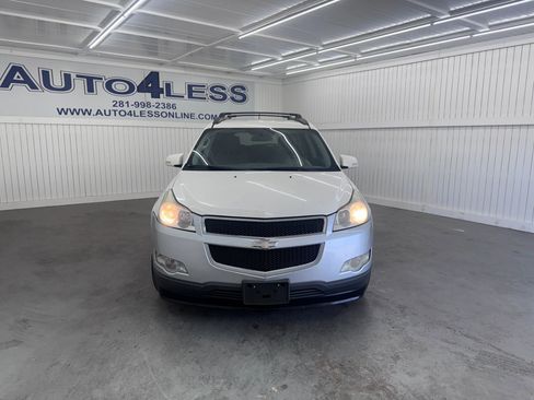 Used 2011 Chevrolet Traverse LT image 2