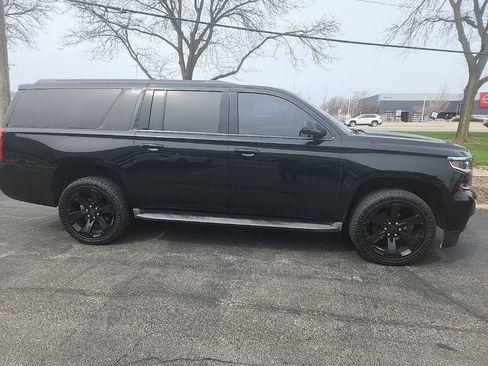 Used 2016 Chevrolet Suburban LT image 2