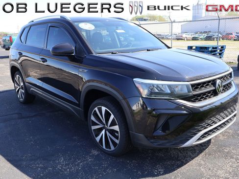 Used 2022 Volkswagen Taos SE image 1