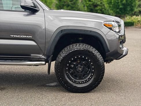 Used 2021 Toyota Tacoma TRD Off-Road w/ Technology Package AWD/4WD image 12