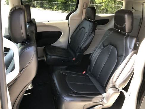 Certified 2024 Chrysler Pacifica Touring-L FWD image 16