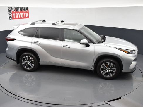 Used 2024 Toyota Highlander XLE AWD/4WD image 25