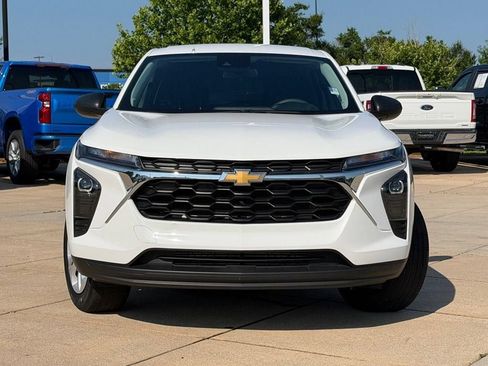 Used 2025 Chevrolet Trax LS FWD image 2