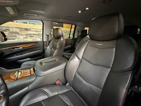 Used 2019 Cadillac Escalade ESV 4WD image 9
