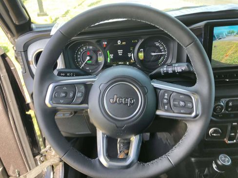 Used 2025 Jeep Wrangler Unlimited Sahara AWD/4WD image 31