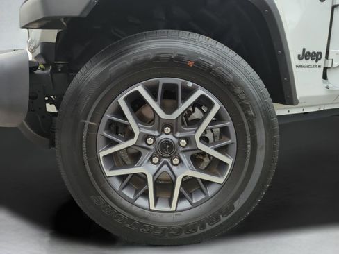 Used 2025 Jeep Wrangler Unlimited Sahara AWD/4WD image 46