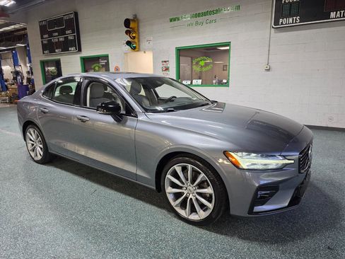 Used 2021 Volvo S60 T5 Momentum w/ Premium Package image 4