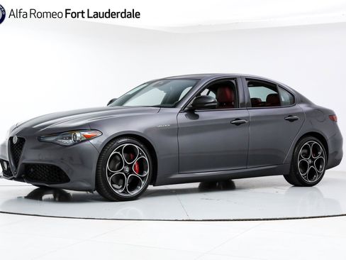 Used 2023 Alfa Romeo Giulia Veloce RWD image 1