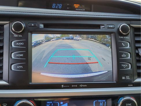 Used 2019 Toyota Highlander XLE image 18