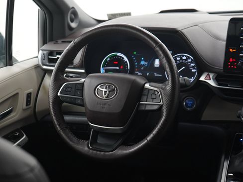Used 2023 Toyota Sienna Platinum AWD/4WD image 15