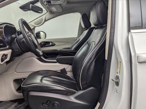 Used 2023 Chrysler Pacifica Limited image 14