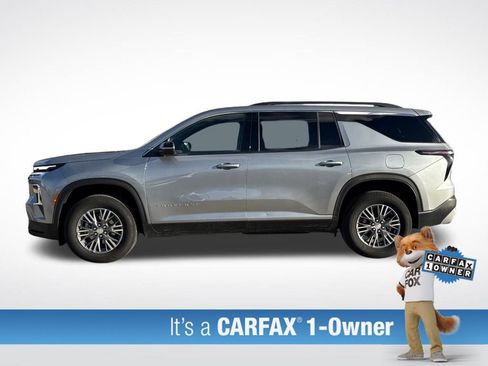 Used 2025 Chevrolet Traverse LT image 2